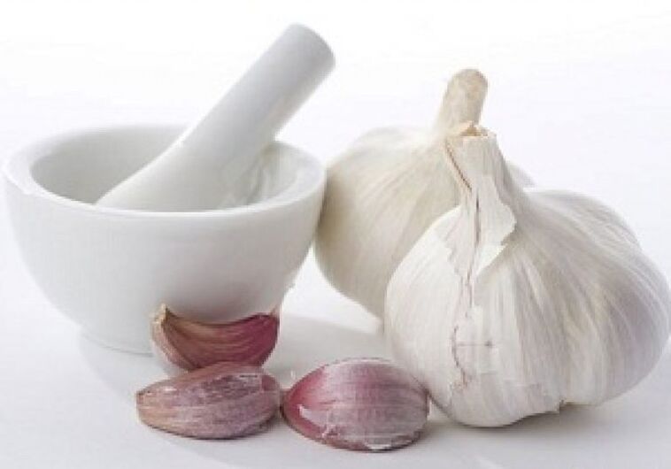 Garlic for making medicinal tincture against helminths