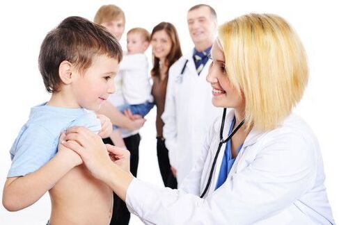 a doctor examines a child with worms